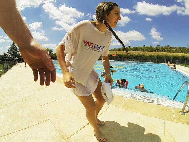 Monitora junto a la piscina